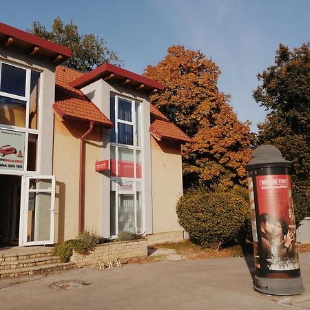 Apartman Pri Parku Sered' Buitenkant foto