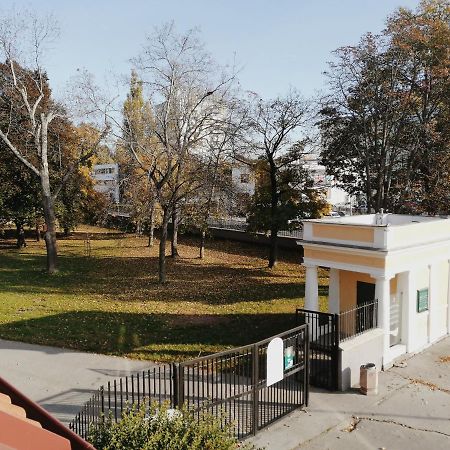 Apartman Pri Parku Sered' Buitenkant foto