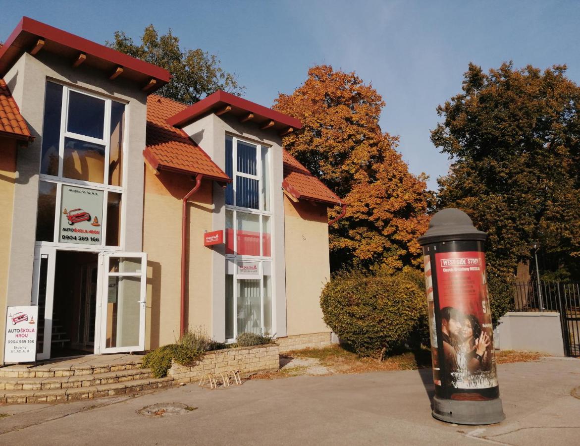 Apartman Pri Parku Sered' Buitenkant foto