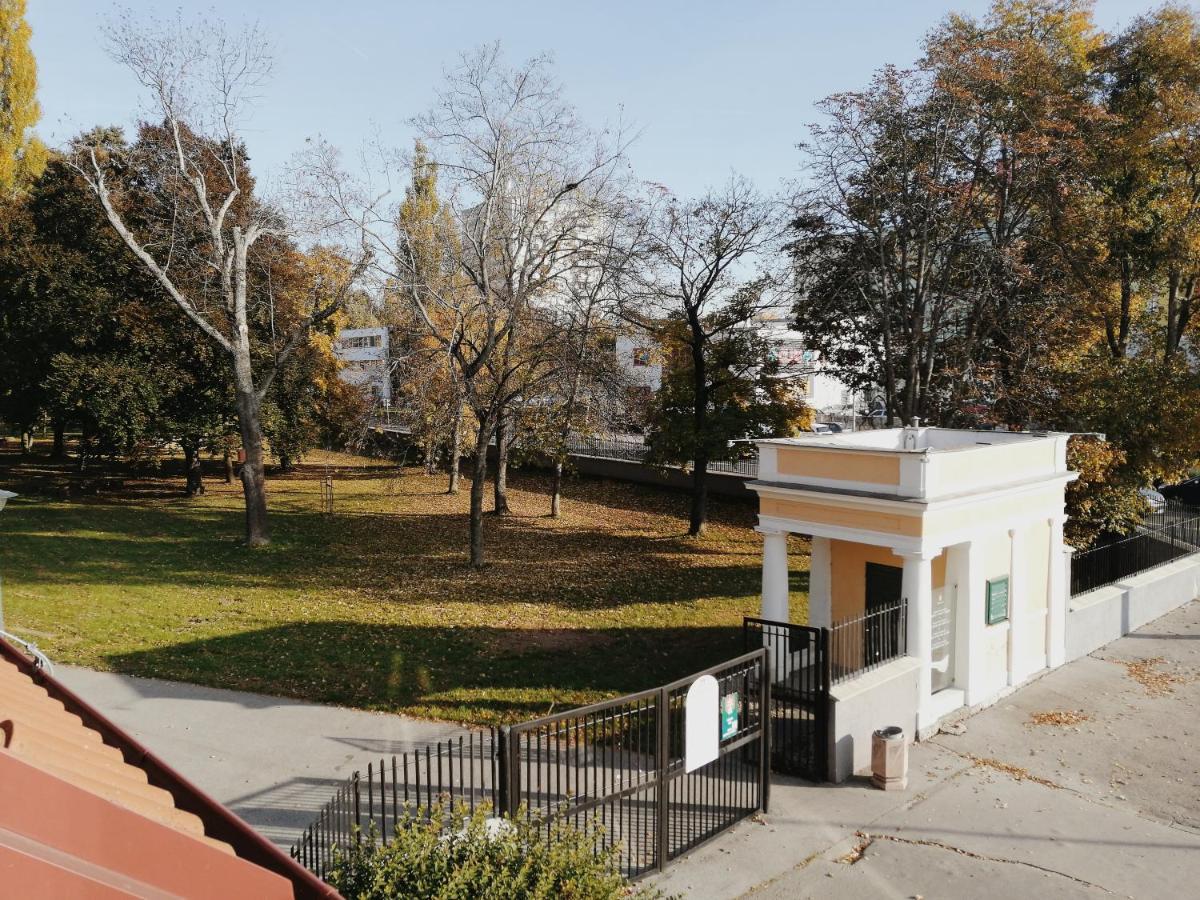 Apartman Pri Parku Sered' Buitenkant foto