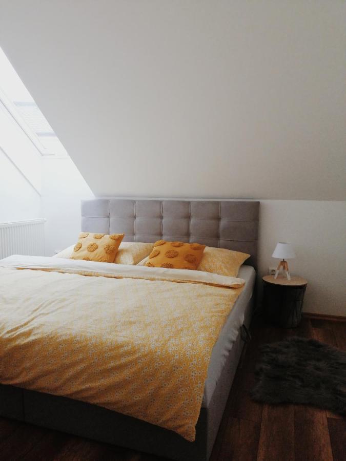 Apartman Pri Parku Sered' Buitenkant foto